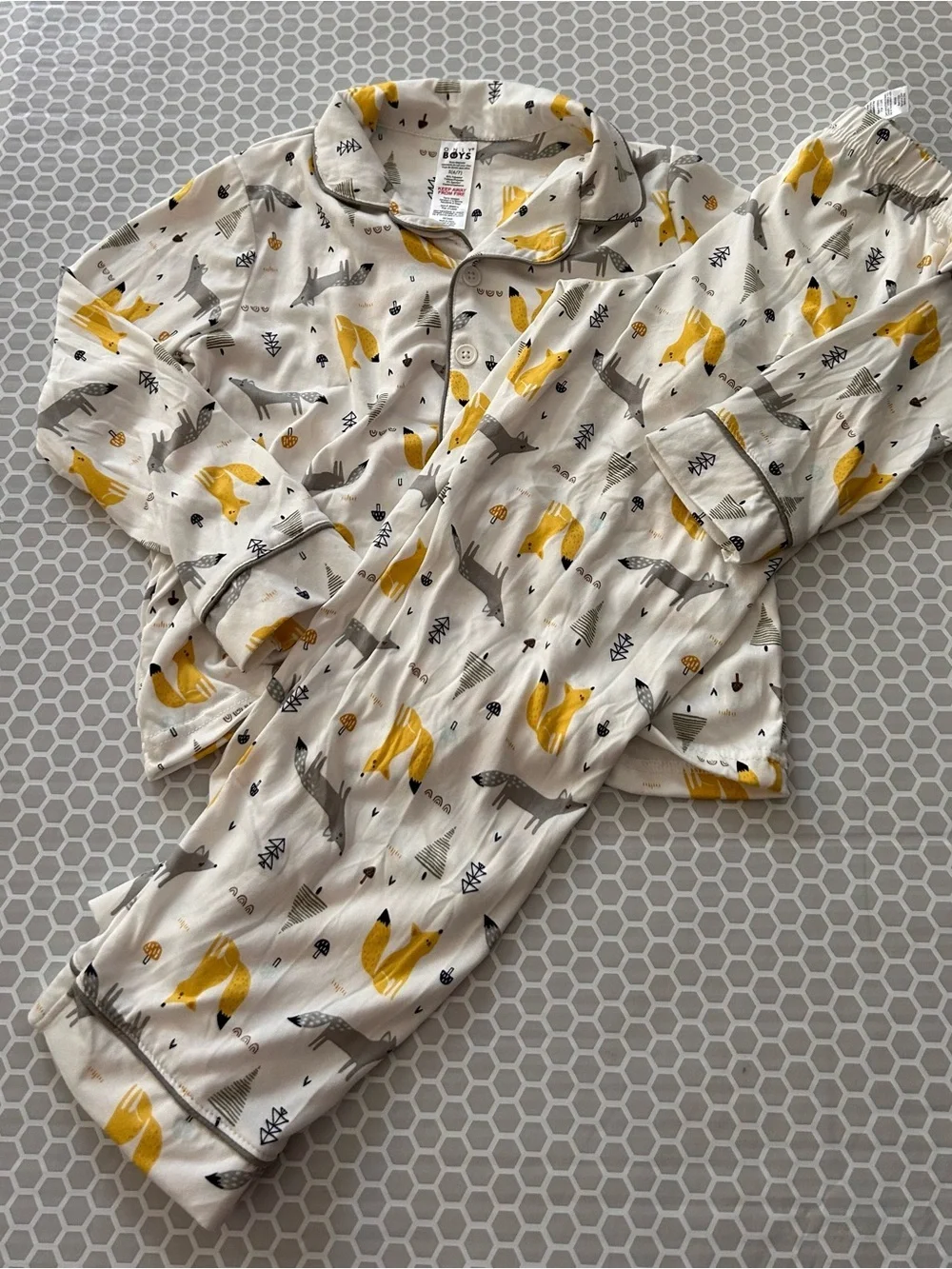 NWT Only Boys Fox Print Kids Pajama Set in Yellow & Gray. Size S (6/7)